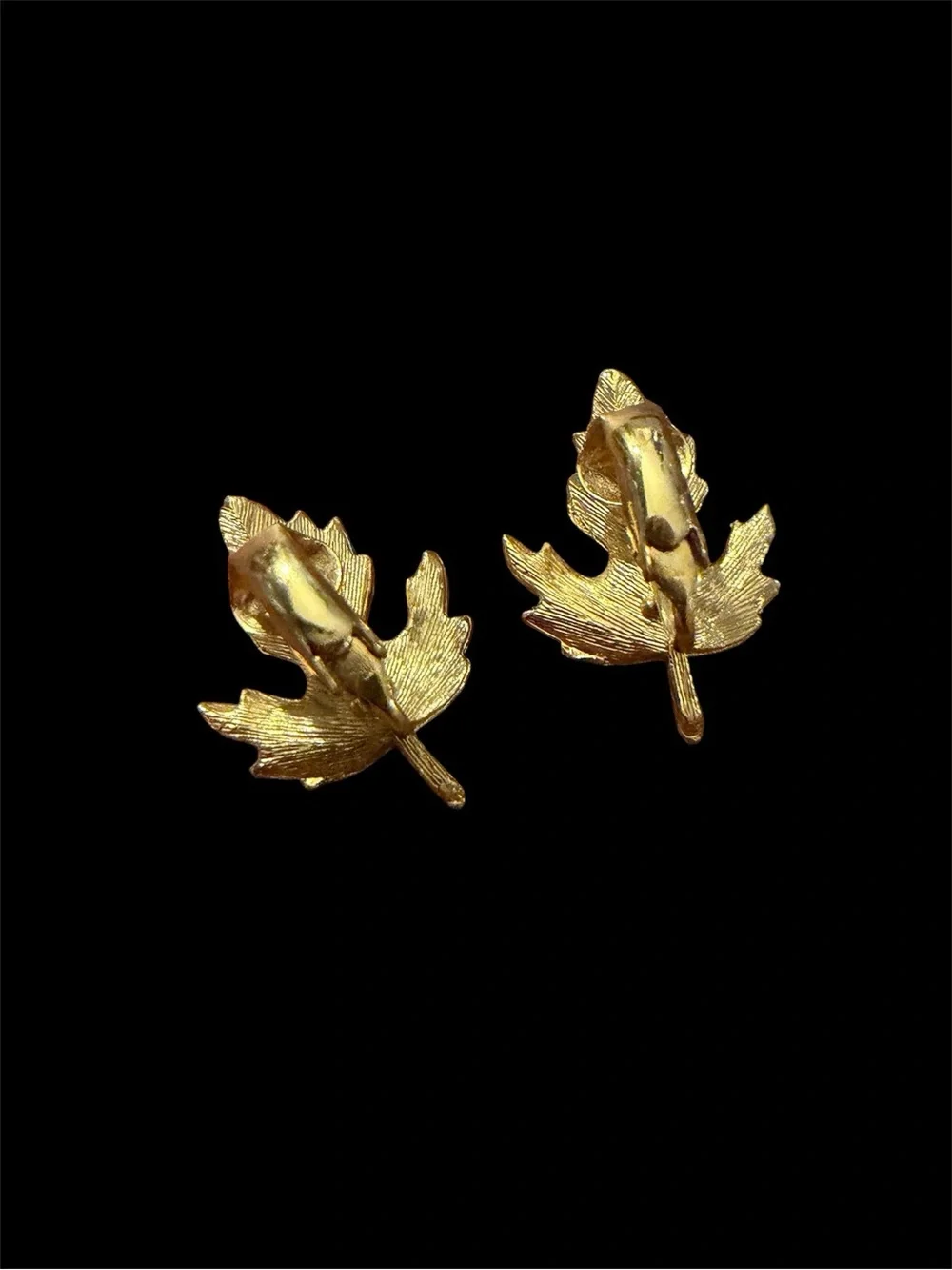 Vintage Nepier Elegant Leaf shaped Drop Clip-On EarringsA gold-toned
